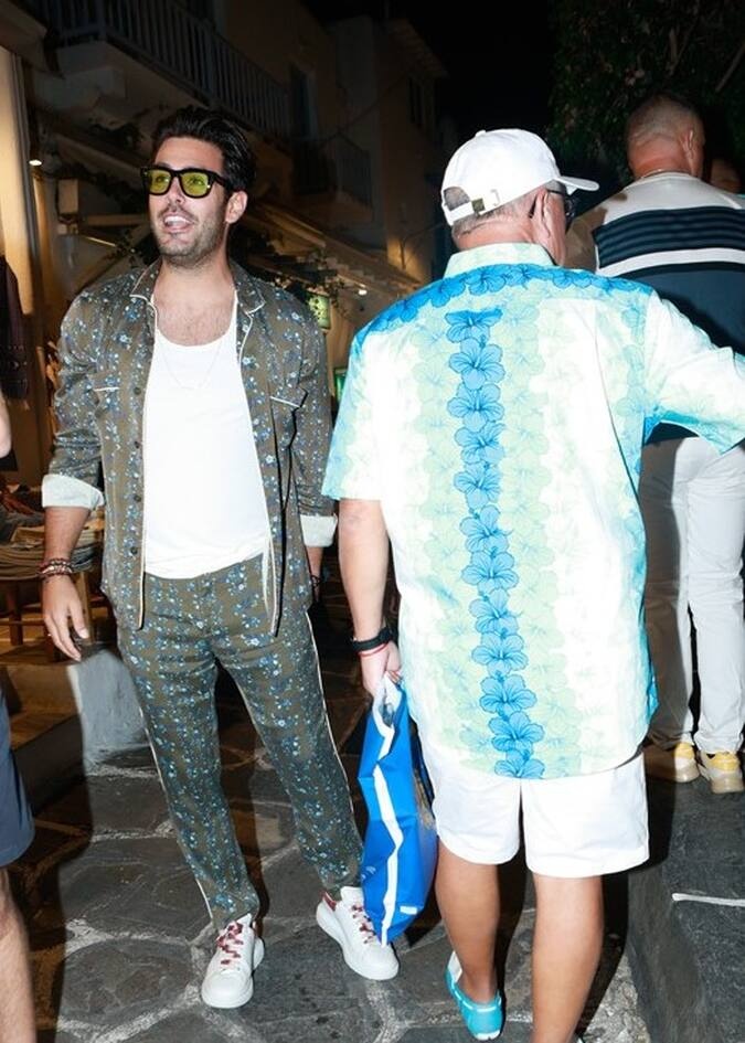 Με απίθανο outfit.