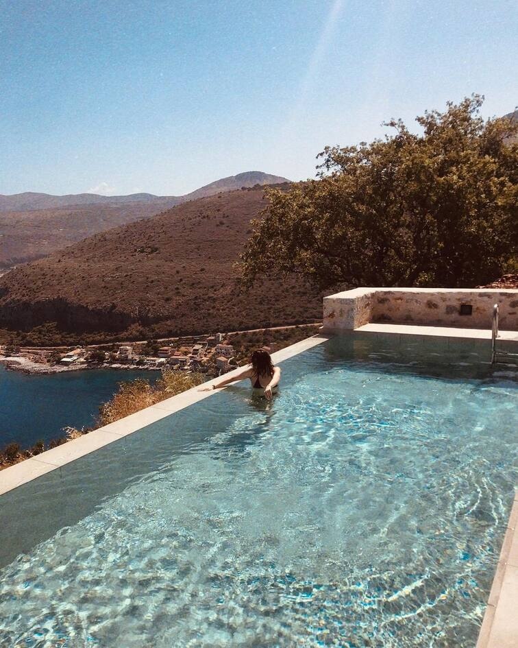 Απολαμβάνει την θέα...