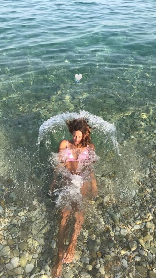 Πλατσουρίζει στα νερά της Κέρκυρας.