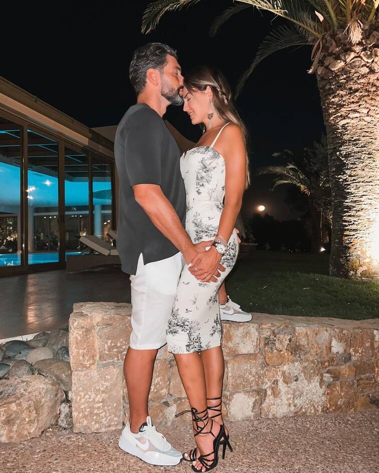 Η Βρισηίδα η οποία θα μετακομίσει στην Αθήνα, απόλαυσε τη βραδιά στην αγκαλιά του αγαπημένου της.