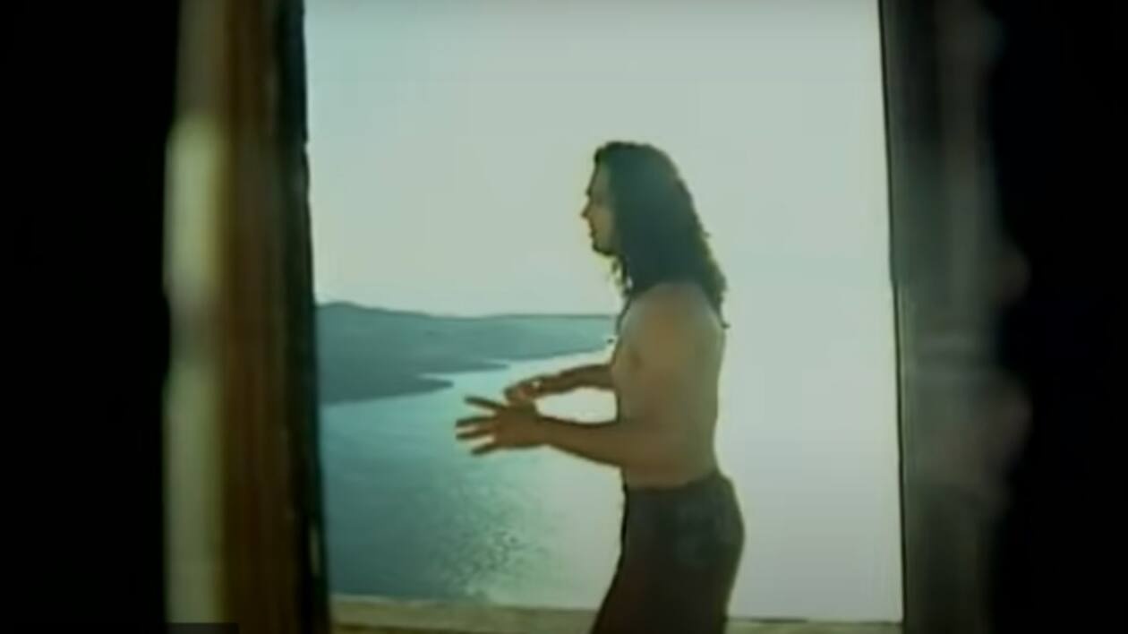 για τη ζωή του σήμερα αλλά και όσα θυμάται από την συνεργασία του με τον Νίκο Καρβέλα και τη Άννα Βίσση!