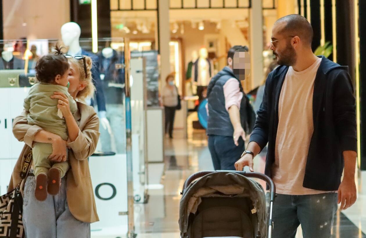 Τρυφερές αγκαλιές από τη μαμά στην κόρη.
