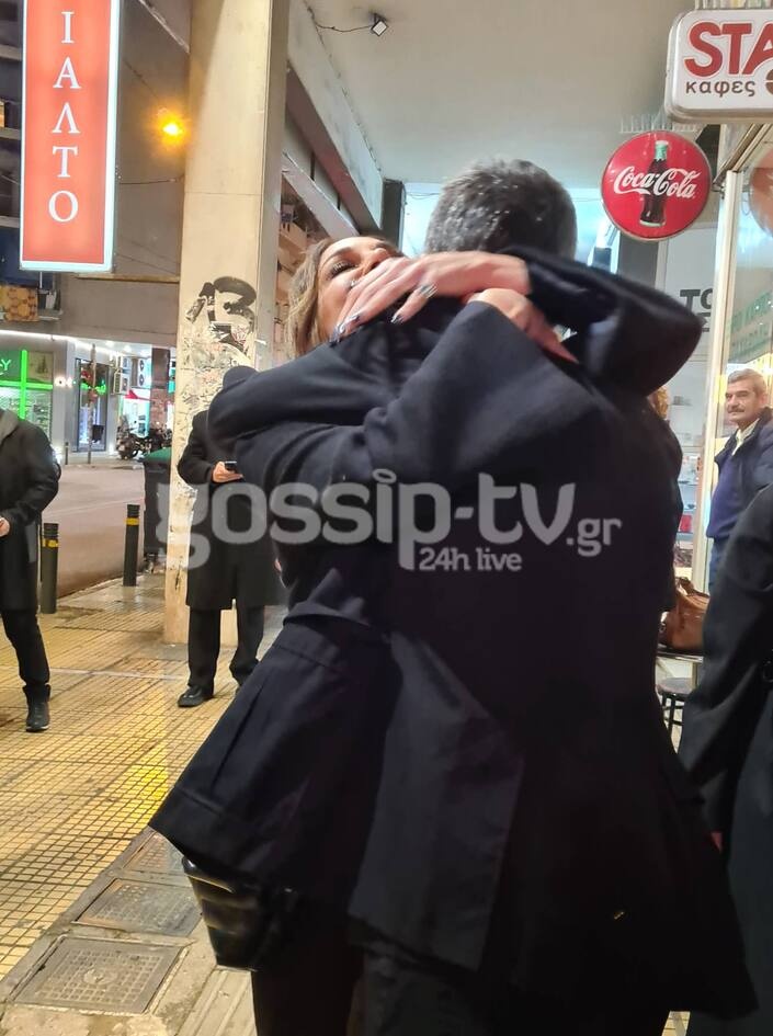 Δεν πρόλαβε να μπει η Δέσποινα Βανδή στο θέατρο και ο Φοίβος έσπευσε να την αγκαλιάσει από το πεζοδρόμιο.
