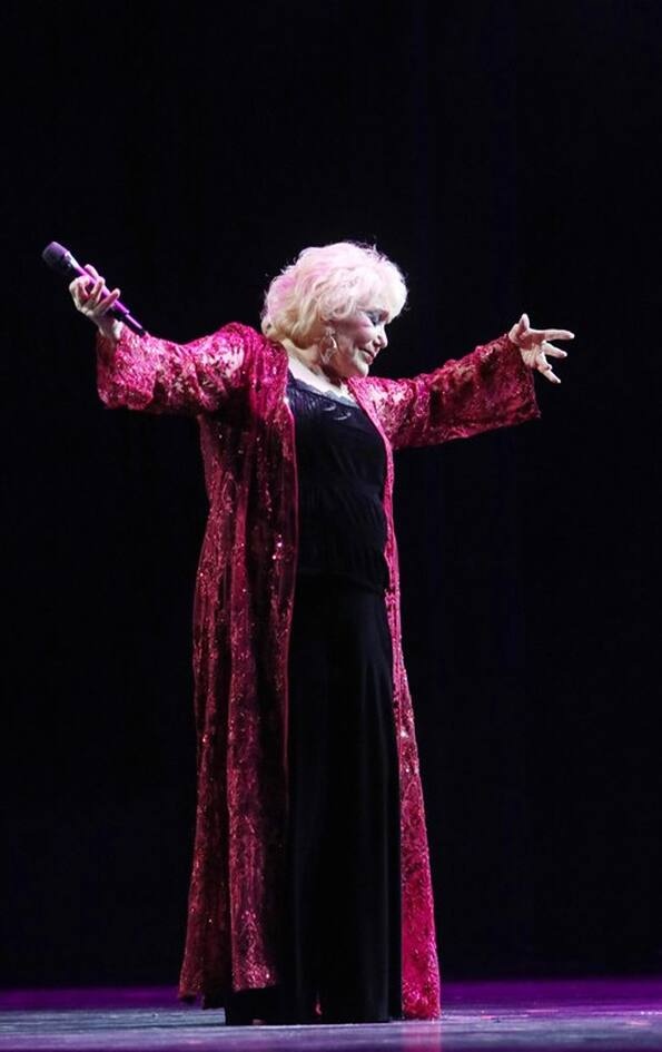Το Christmas Theater φιλοξενεί κι αυτόν τον χειμώνα την μεγάλη Κυρία του ελληνικού τραγουδιού, Μαρινέλλα