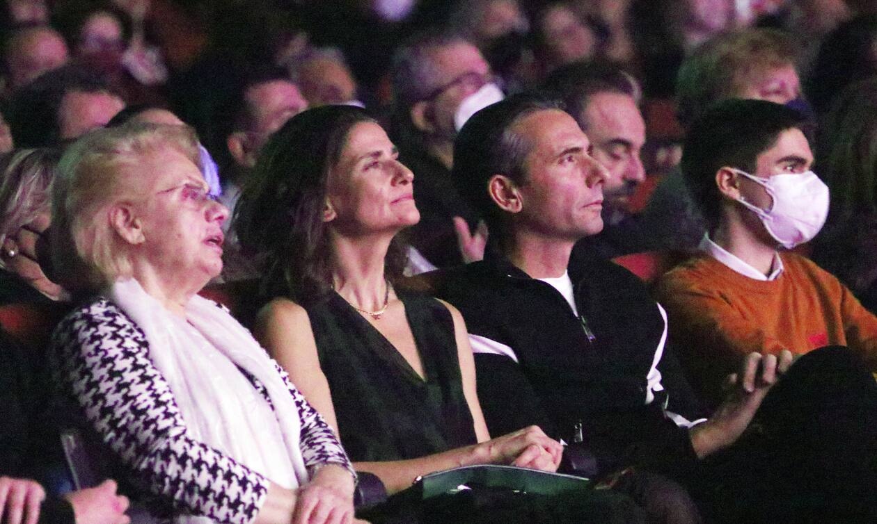 Παρακολουθώντας την παράσταση της μητέρας της.