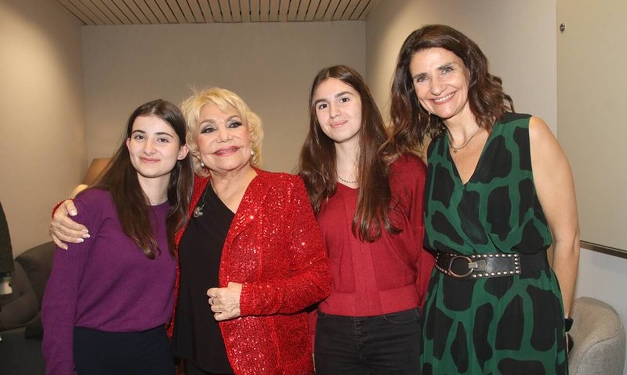 Η κόρη της Μαρινέλλας Τζωρτίνα και η εγγονή της, η Μελίνα.