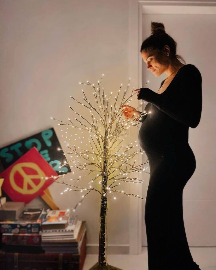 Η ίδια είναι φανερά συγκινημένη