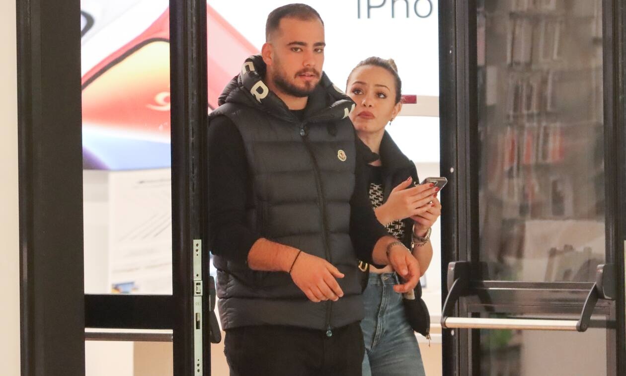 Η δημοσιογράφος casual ντυμένη και ελαφρώς μακιγιαρισμένη.