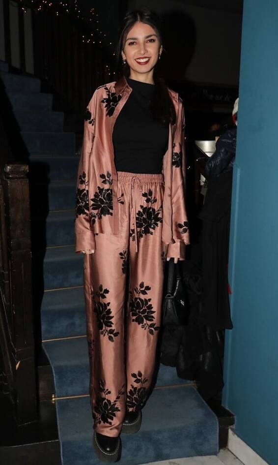 Ιφιγένεια Τζόλα Με έξυπνο pyjama set η Ιφιγένεια ήταν υπέροχη. Έβαλε και τα αρβυλάκια της από κάτω και έκανε ένα νεανικό look της ταιριάζει.