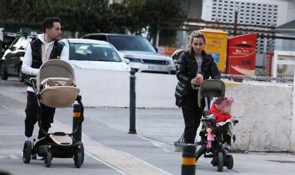 Πλέον ζουν την απόλυτη ευτυχία σαν γονείς και παρά τις «ζόρικες» υποχρεώσεις τους πάντα θα βρουν χρόνο να απολαύσουν μια ωραία και ήρεμη βόλτα με τις κόρες τους