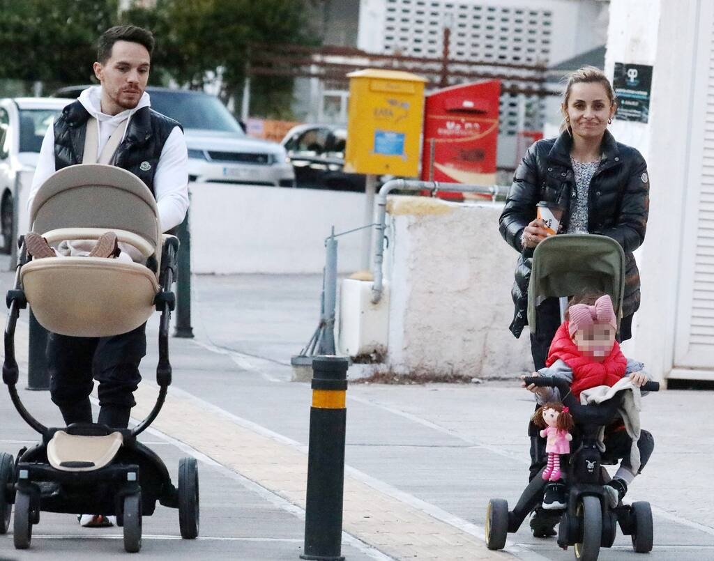 πήραν τις κόρες τους κι έκαναν μια θαυμάσια βόλτα στην αγαπημένη τους περιοχή που δεν είναι άλλη από τη Γλυφάδα