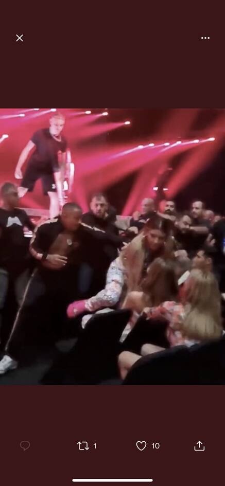 H στιγμή που η Έλενα Παπαρίζου τρέχει για να σωθεί.