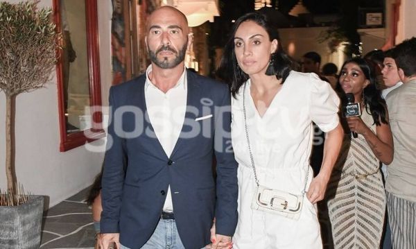 Ο Βαλάντης χεράκι-χεράκι με τη σύντροφό του στη Μύκονο.