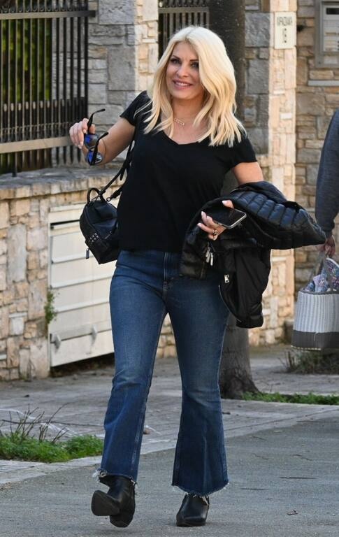 Ακόμη και τζιν και με ένα απλό t shirt, η Ελένη δείχνει σικ και καλοντυμένη.