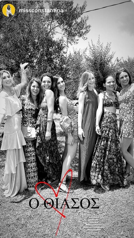 Αναμνηστική φωτογραφία με τις φίλες της.